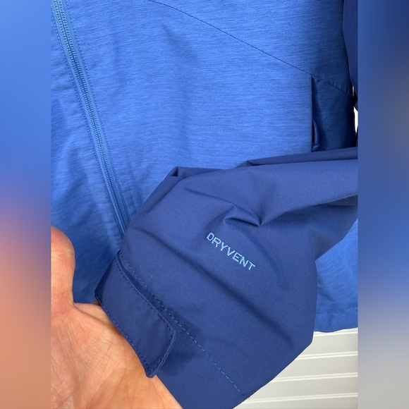 The North Face women’s 2 toned blue hooded windbreaker jacket. Size large. - Picture 9 of 9